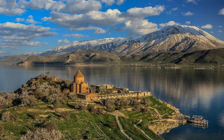 TECAVÜZ ADASI: AKDAMAR