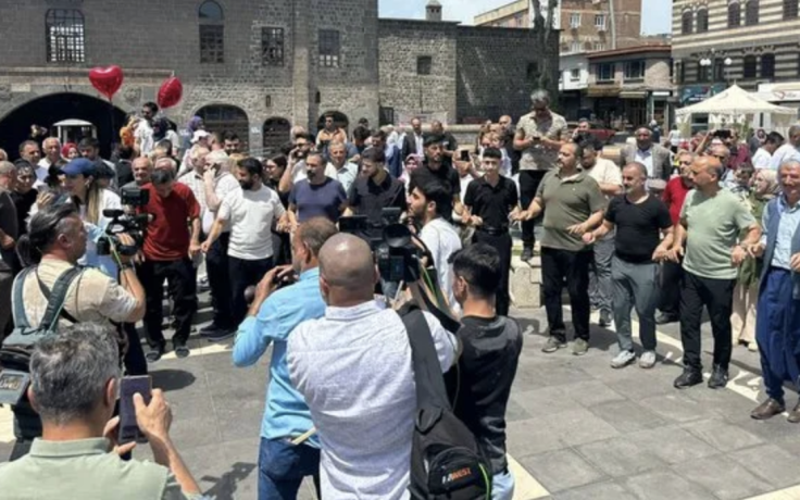 Karşılıklı Adımlar Mı ? Yan Yana Yürüyüş Mü?