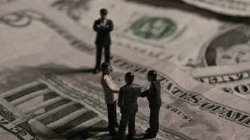 Cumhuriyetin Parayla İmtihanı; Çürüme ve Otoriterleşme